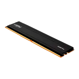 Crucial Micron Pro 16GB DDR5-6000 preto, vista em perspectiva 3/4: perfil do dissipador preto com ranhuras DDR5 e contatos