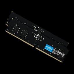 Crucial DDR5 4800 UDIMM 32GB noir, vue diagonale: deux modules RAM empilés avec étiquette bleue Crucial et contacts dorés