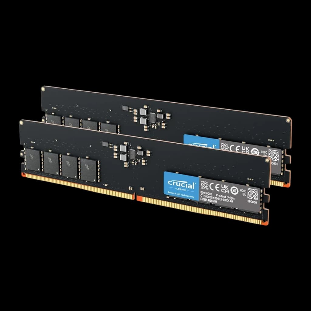 Crucial DDR5 4800 UDIMM 32GB noir, vue en perspective: deux modules inclinés avec puces mémoire et connecteur orange