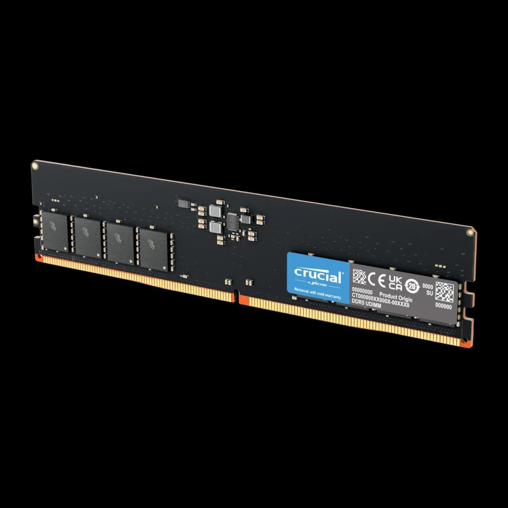 Crucial DDR5 4800 UDIMM 32GB noir, vue latérale unique: un seul module incliné avec puces mémoire et connecteur orange