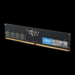 Crucial DDR5 4800 UDIMM 32GB noir, vue latérale unique: un seul module incliné avec puces mémoire et connecteur orange