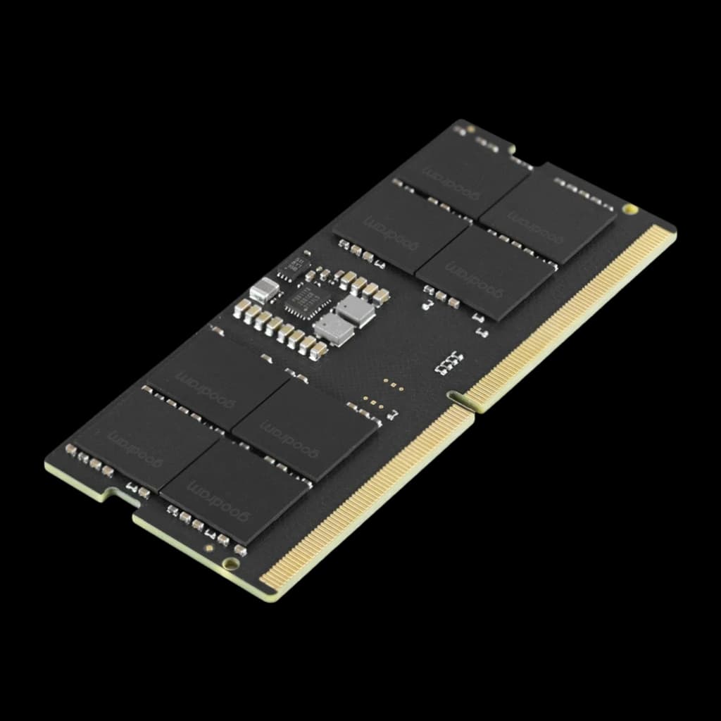 Goodram DDR5 5600 MHz 16GB SO-DIMM preto, vista em perspectiva: ângulo superior esquerdo com chips e conector dourado