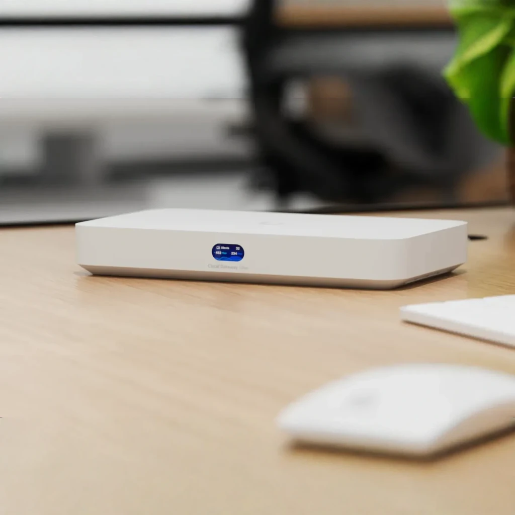 Gateway Ubiquiti UniFi Cloud Gateway Fiber UCG-FIBER en color blanco, formato compacto, pantalla frontal ovalada azul con indicador LED y bordes redondeados - Ítem1