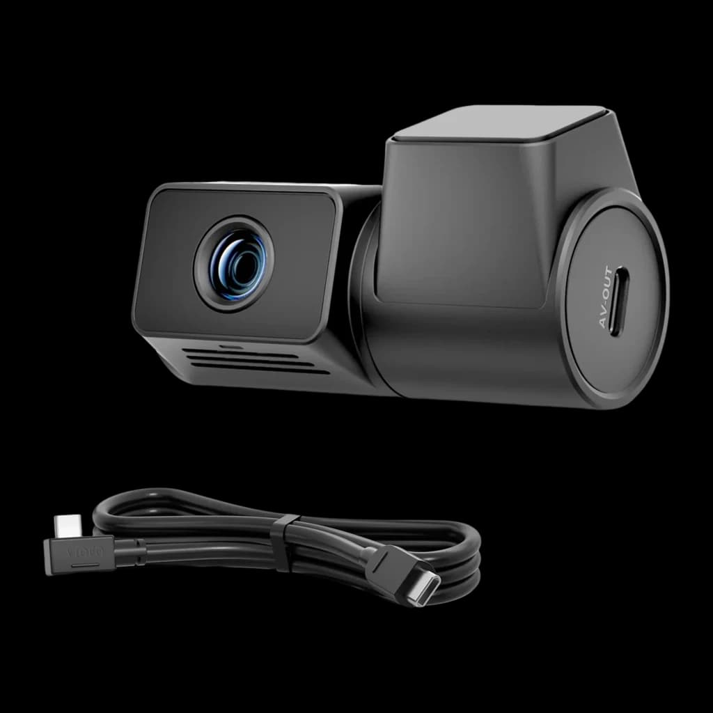 Module caméra voiture compact noir avec objectif grand angle bleu, port AV OUT latéral et câble USB-C détachable, design discret pour tableau de bord