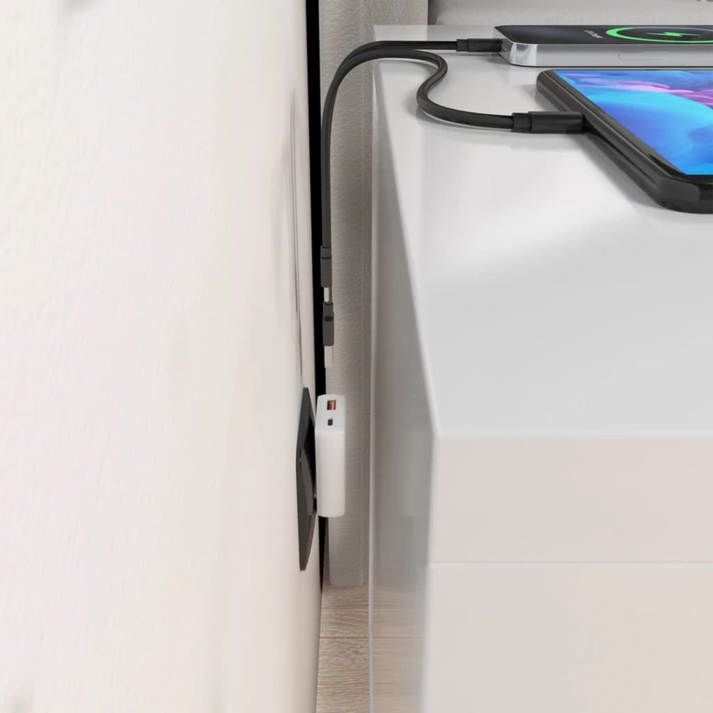 Carregador AISENS ASC-30W2P074-W GaN 30W compacto, branco, encaixe rente à parede, 1 porta USB-C e 1 USB-A, cabo conectado a smartphone sobre móvel