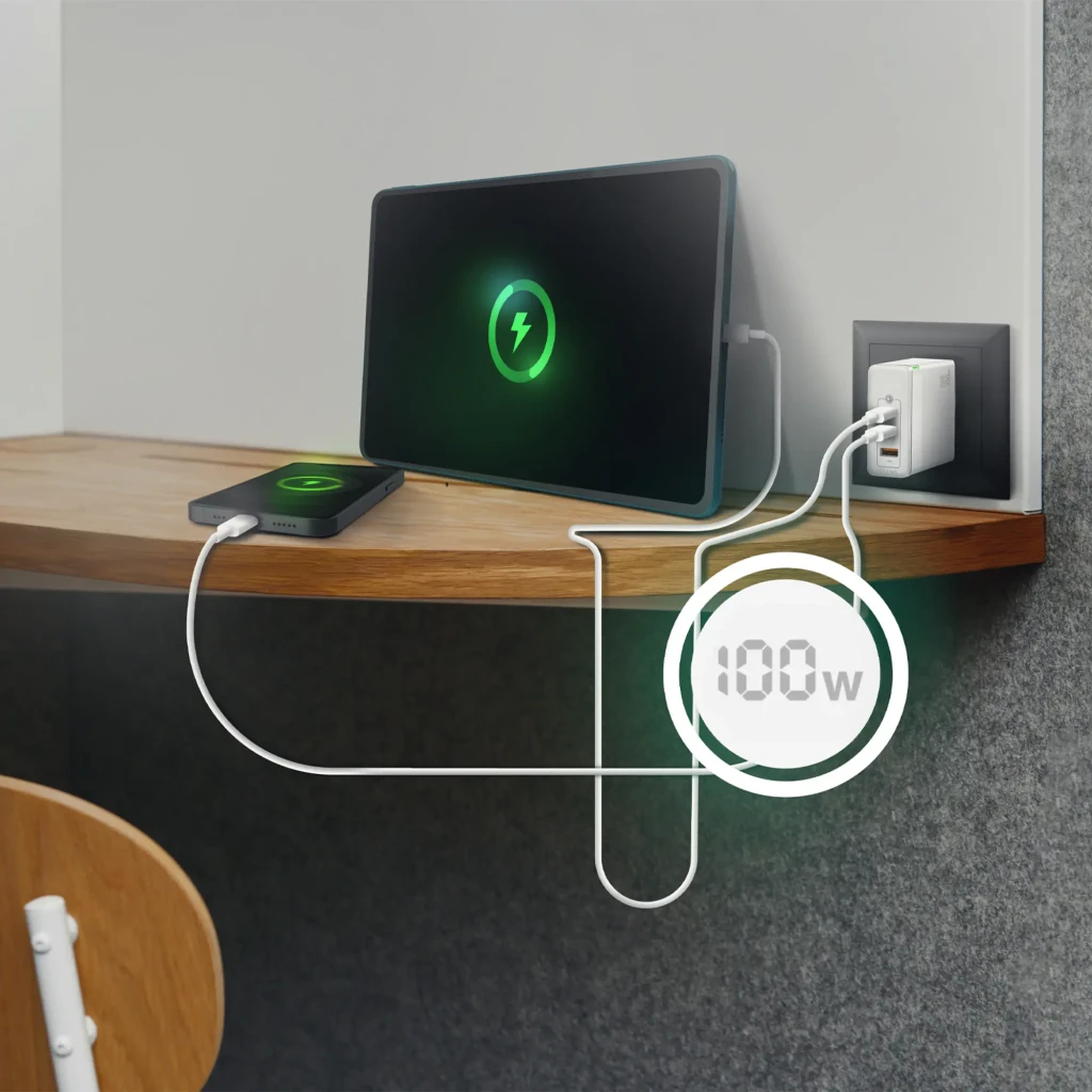Chargeur mural blanc compact GaN 100 W avec deux ports USB C étiquetés C1 et C2, un port USB A orange, voyant LED vert et fiches européennes fixes - Ítem4