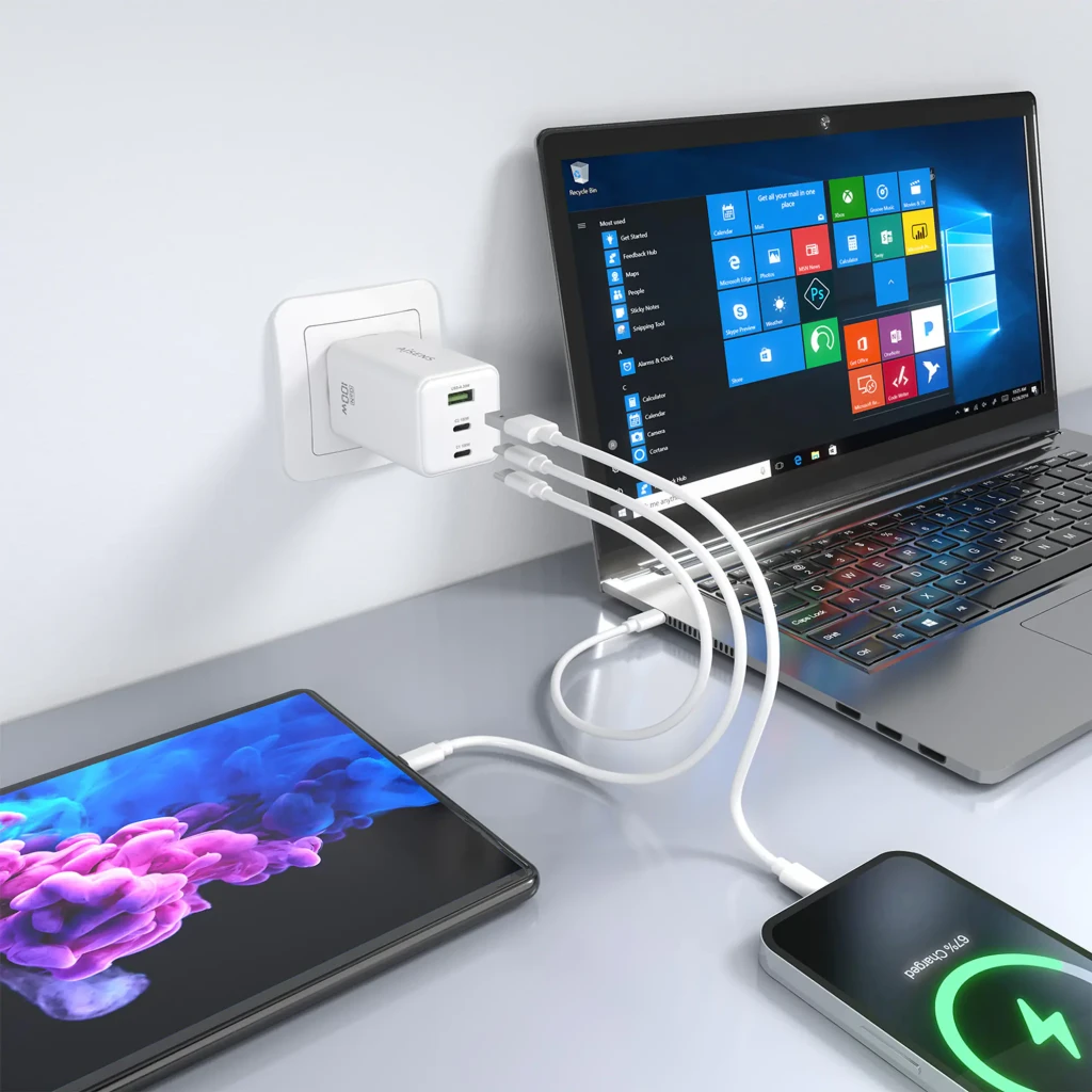 Chargeur AISENS GaN 100W compact, blanc, prise EU. Trois ports frontaux 2x USB-C dont 100W et 1x USB-A vert. Logo GaN 100W latéral, finitions lisses. - Ítem3