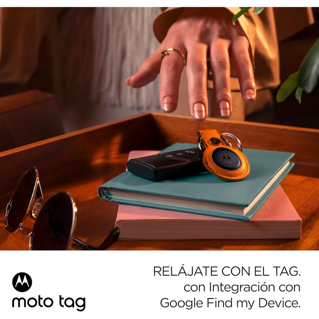 Moto Tag 2.0 pack de 4: dos discos azules y dos verdes, diseño circular compacto con logo M central y bordes texturizados, acabado mate brillante - Ítem2