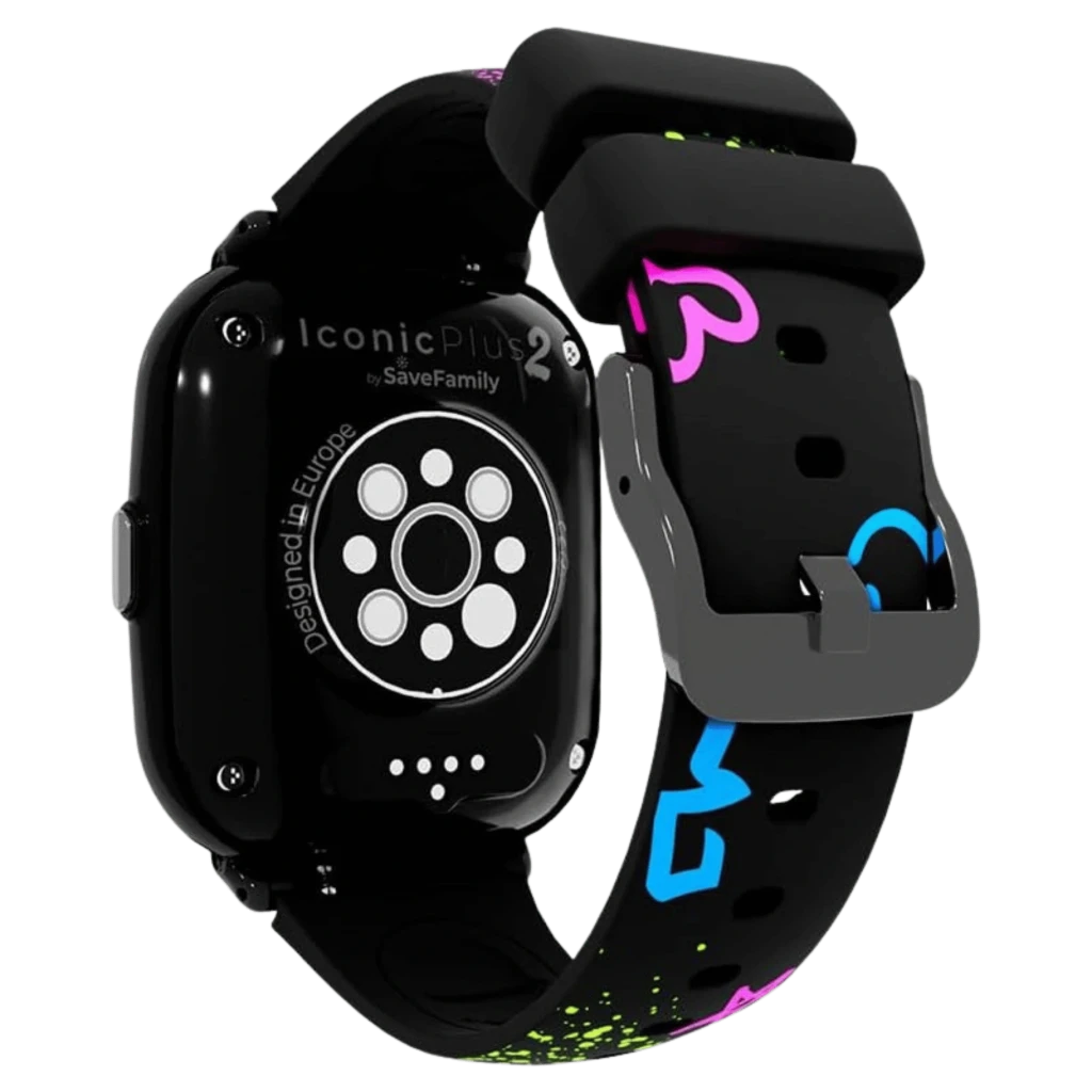 Reloj infantil SaveFamily Iconic Plus 2 con correa estampada Street Style, pantalla táctil negra, botón lateral plateado, hora 22:30 y detalles neón - Ítem4