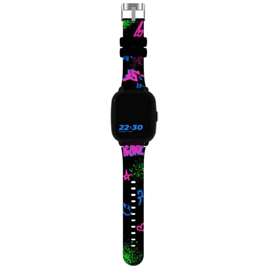 Reloj infantil SaveFamily Iconic Plus 2 con correa estampada Street Style, pantalla táctil negra, botón lateral plateado, hora 22:30 y detalles neón - Ítem5