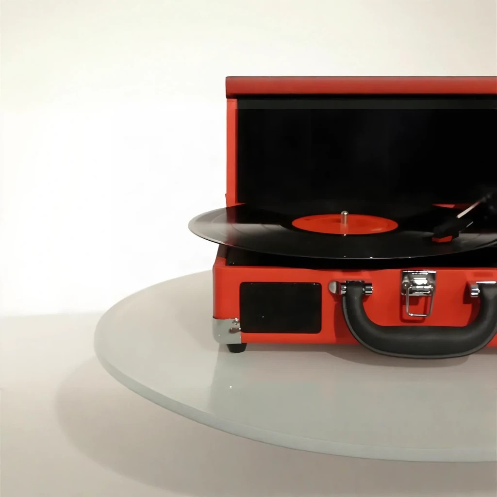 Tocadiscos Victrola Journey VSC-550BT tipo maleta en color rojo, con tapa abatible, plato con vinilo, brazo fonocaptor y altavoces frontales integrados - Ítem3
