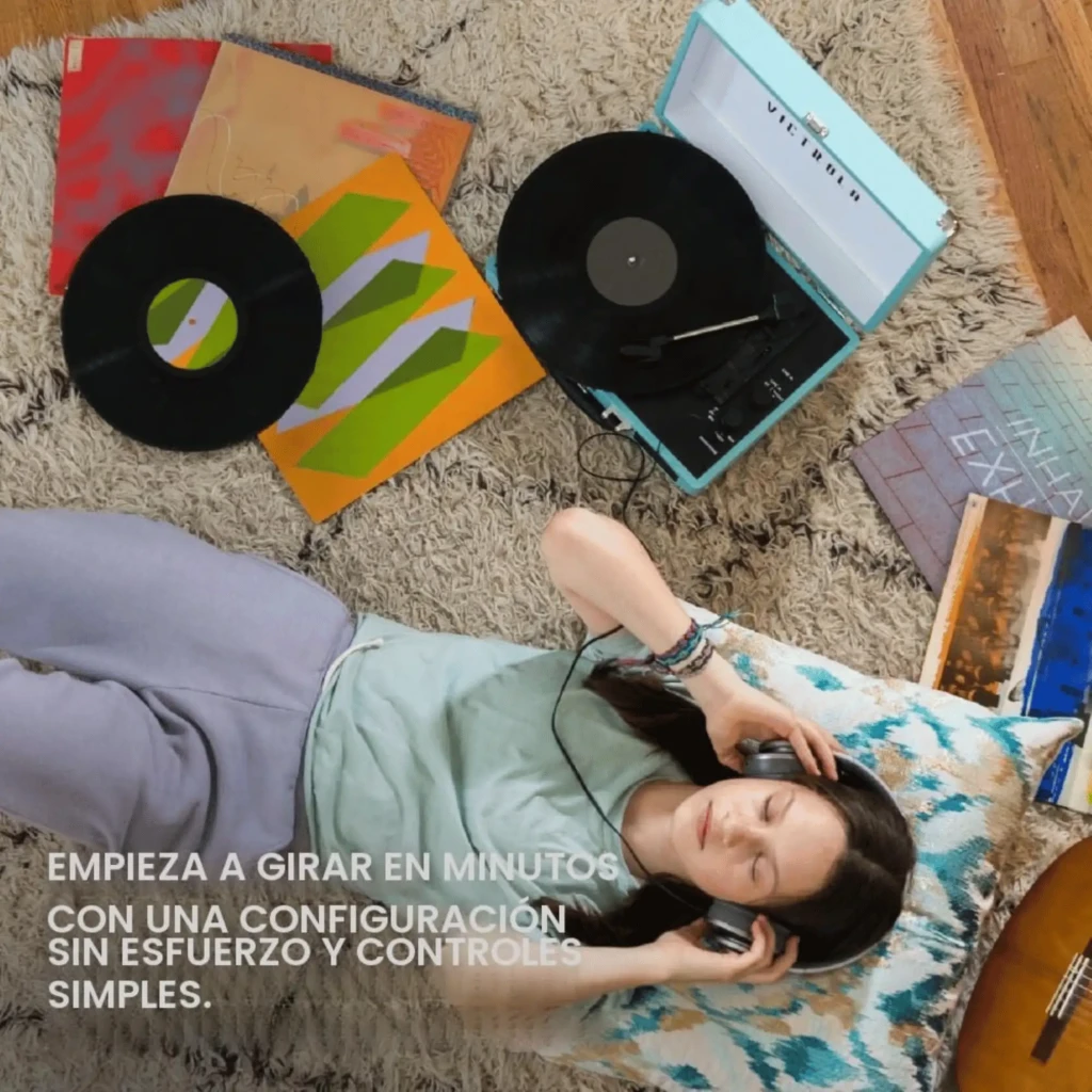 Tocadiscos Victrola Journey VSC-550BT tipo maleta color turquesa, tapa abatible blanca, plato con vinilo, asa negra y altavoces frontales integrados - Ítem1