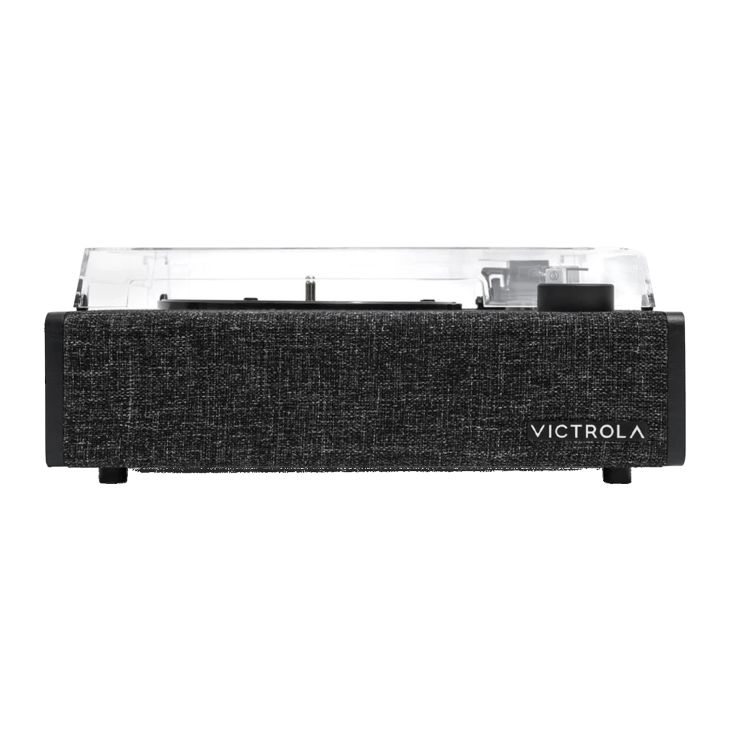 Tocadiscos Victrola Eastwood II VTA-74 con tapa transparente, plato negro, brazo recto y base textil gris; perilla frontal y logotipo Victrola visibles - Ítem2