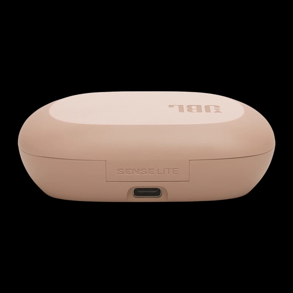 Estuche de carga beige JBL Sense Lite con puerto USB-C, acabado mate, compacto y resistente IP54; autonomía total hasta 32 h para audífonos inalámbricos