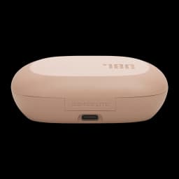 Estuche de carga beige JBL Sense Lite con puerto USB-C, acabado mate, compacto y resistente IP54; autonomía total hasta 32 h para audífonos inalámbricos