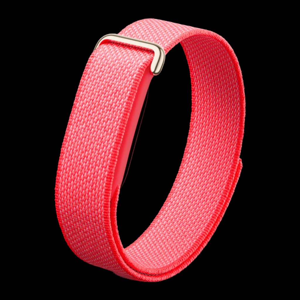 Fitbit Air Berry Vermelho Monitor Frequência Cardíaca, SpO2, Temperatura Pele Bateria 7 Dias 50m, vista em ângulo: pulseira