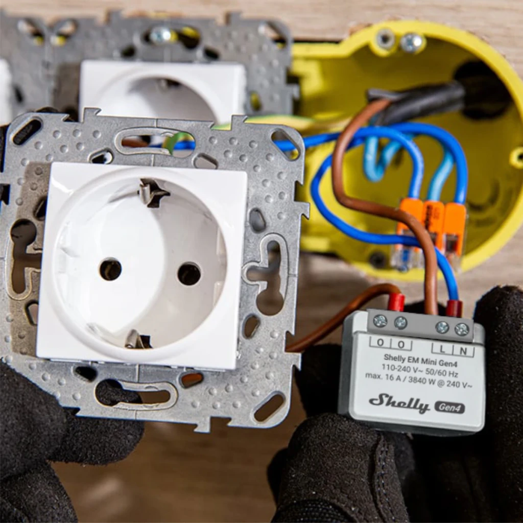 Compteur d'énergie Shelly EM Mini Gen4 Gris Mesure de consommation WiFi 6, Matter 16A, pose: boîtier gris câblé sous prise