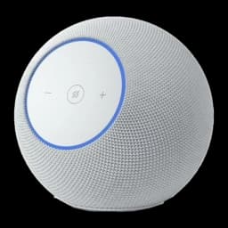 Sphere blanche maillée avec anneau LED bleu, panneau circulaire blanc avec boutons plus, moins et sourdine; design compact style Echo Studio 2025 compatible
