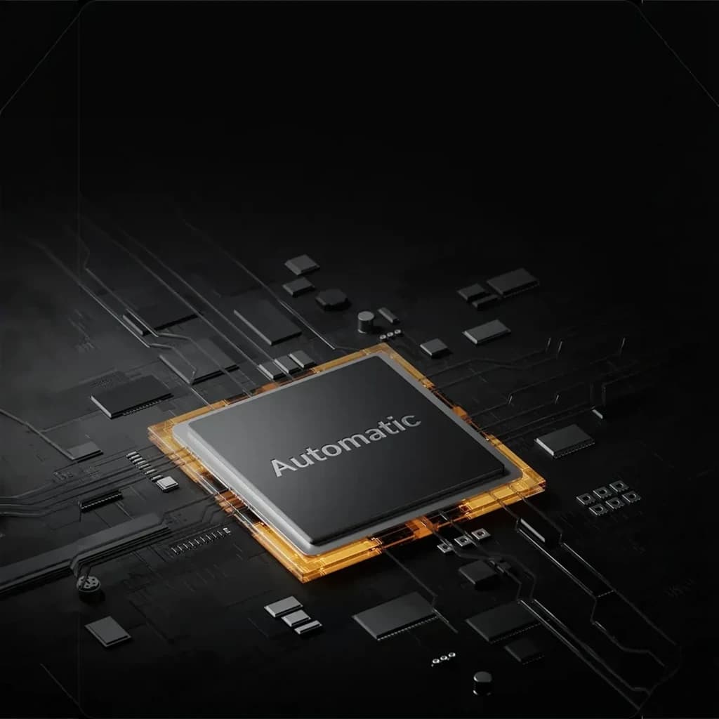 Chip automático del Purificador de aire Xiaomi Mijia Smart Air Purifier 6 Plus, encapsulado en marco ámbar, sobre placa negra con pistas y microcomponentes.