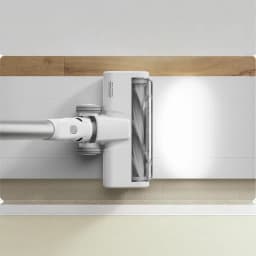 Cabezal de la Aspiradora Escoba Xiaomi Mijia 4C: diseño blanco, rodillo visible, luz LED frontal, limpieza en borde pared-alfombra, sin cable y compacto