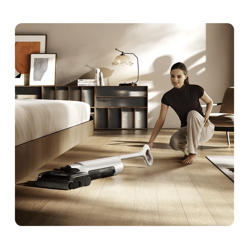 Aspiradora escoba blanca con diseño ergonómico, base ancha y cabezal de vapor; cuerpo esbelto sin cable, pantalla en la base y detalles en negro y gris - Ítem5