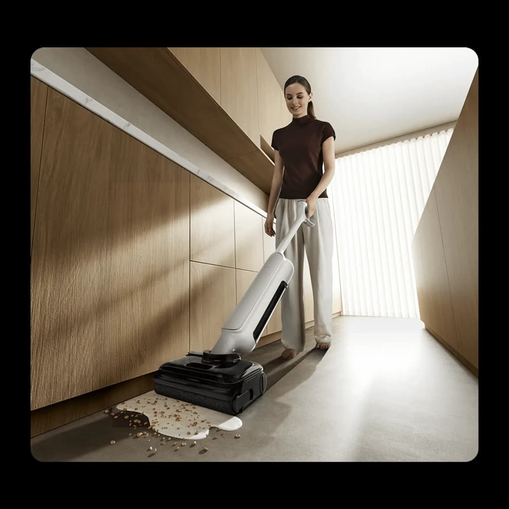Aspiradora escoba Xiaomi Truclean 5 Pro sin cable, cuerpo blanco y base negra, limpia líquidos y migas en suelo claro con cabezal ancho y depósito visible
