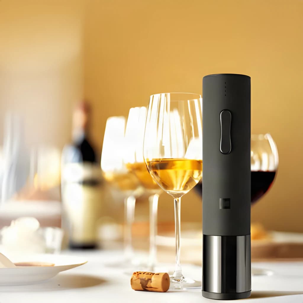 Tire-bouchon électrique Xiaomi Mijia Electric 170 Bouteilles, corps noir mat, base inox, bouton unique, LEDs de charge, design cylindrique élégant sur table