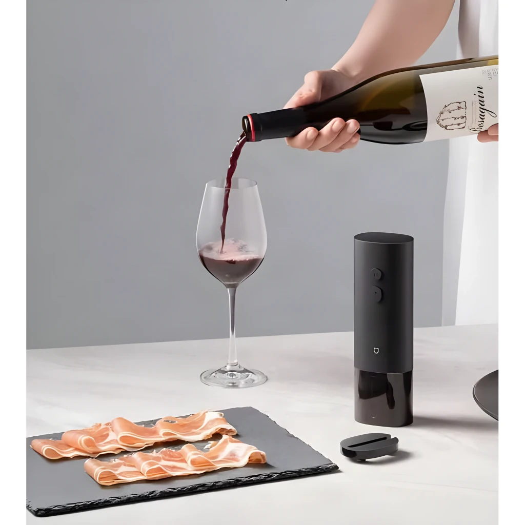 Abrebotellas eléctrico Xiaomi Mijia Electric 170 Botellas en color negro mate, cilindro compacto con dos botones frontales y base transparente que deja ver el - Ítem4