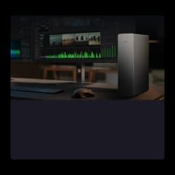 Router Xiaomi BE19000 Pro WiFi 7 Tripla Banda em torre preta minimalista, corpo metálico fosco, LEDs discretos, ao lado de monitor, teclado e mouse em mesa