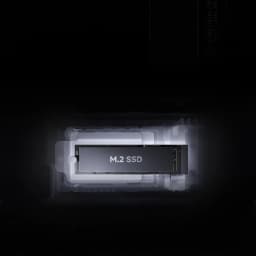 Módulo M.2 SSD preto em destaque, formato compacto tipo stick, encaixe NVMe visível e acabamento fosco minimalista, ideal para armazenamento de alto
