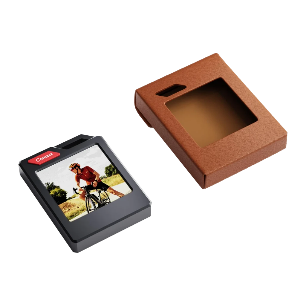 Localisateur Bluetooth PhotoTag Smart Tracker MS01, vue avec étui: tracker affichant photo cycliste et bouton Contact à côté