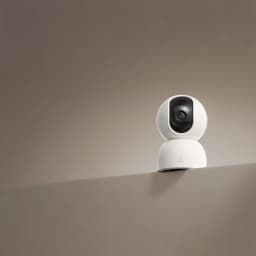Câmara de Vigilância Xiaomi Smart Camera C401 branca, corpo esférico com lente central preta, base giratória, design minimalista para interior e visão