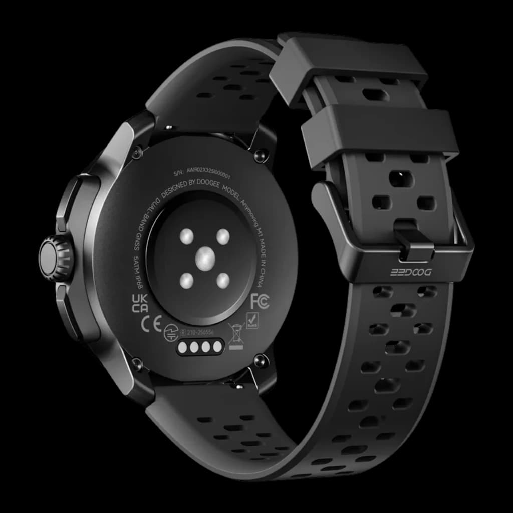 DOOGEE Anymoving M1 Negro con correa perforada de silicona, hebilla metálica doble, caja redonda negra y sensores traseros; diseño deportivo y resistente
