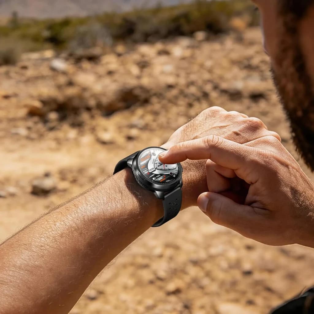 Reloj DOOGEE Anymoving M1 negro con correa perforada, pantalla redonda táctil y bisel metálico; diseño deportivo, robusto y apto para exteriores