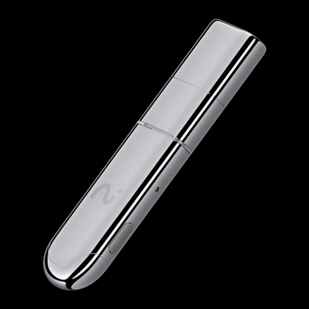 Dongle grabador IA Viaim NoteKit AI Recording Dongle en color plateado, acabado metálico pulido, diseño compacto tipo USB con botón lateral y tapa protectora