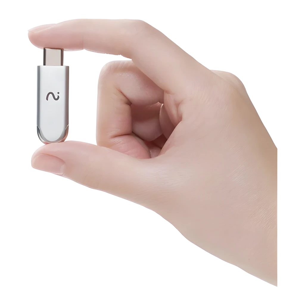 Dongle grabador IA Viaim NoteKit AI Recording Dongle en metal plateado, compacto tipo USB con conector dorado expuesto y botón lateral discreto - Ítem2