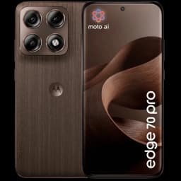Motorola Edge 70 Pro 5G en color Chicory coffee, cuerpo texturizado marrón, módulo trasero con cuatro cámaras y pantalla frontal con perforación central