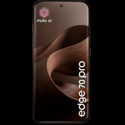 Motorola Edge 70 Pro 5G en color Chicory coffee, pantalla curva con perforación central, bordes delgados, texto edge 70 pro en vertical y logo moto ai arriba