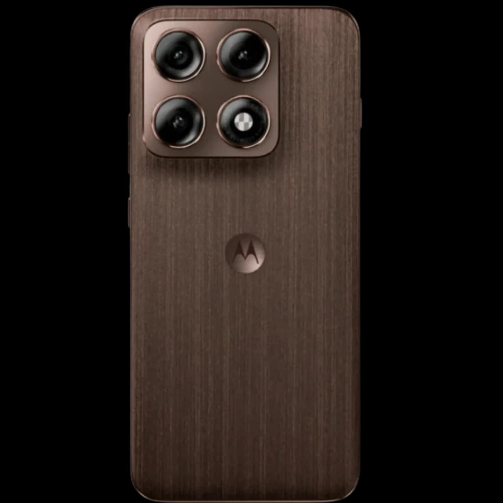 Motorola Edge 70 Pro 5G en color Chicory coffee, tapa trasera texturizada marrón y módulo cuadrado con cuatro cámaras grandes y flash discreto
