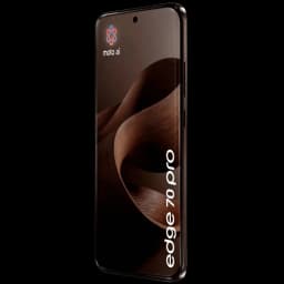 Motorola Edge 70 Pro 5G en color Chicory coffee con pantalla curva, orificio de cámara frontal centrado y borde delgado; texto edge 70 pro en vertical.