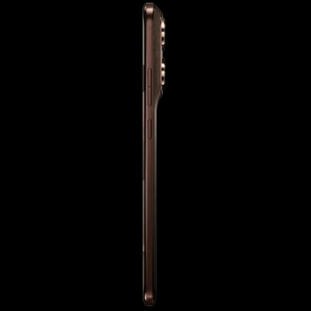 Lateral del Motorola Edge 70 Pro 5G en color Chicory coffee, perfil delgado con botones de volumen y encendido, módulo de cámara trasera sobresaliente