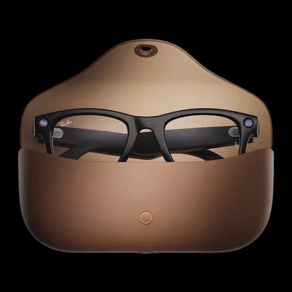 Ray-Ban Meta Wayfarer Gen1 preto Transitions, estojo aberto: óculos parcialmente guardados em estojo marrom, lentes