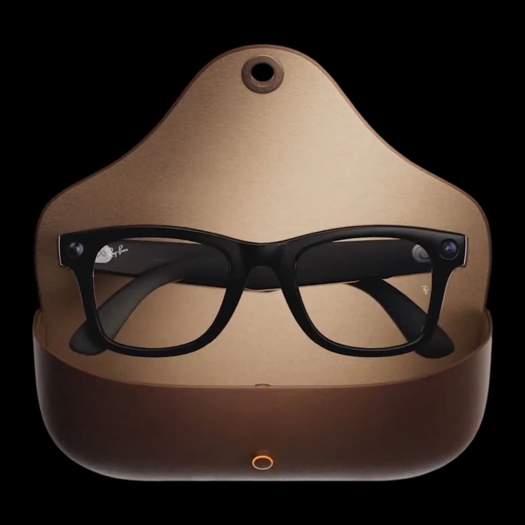 Ray-Ban Meta Wayfarer Gen1 preto Transitions, estojo aberto frontal: óculos totalmente visíveis dentro do estojo marrom