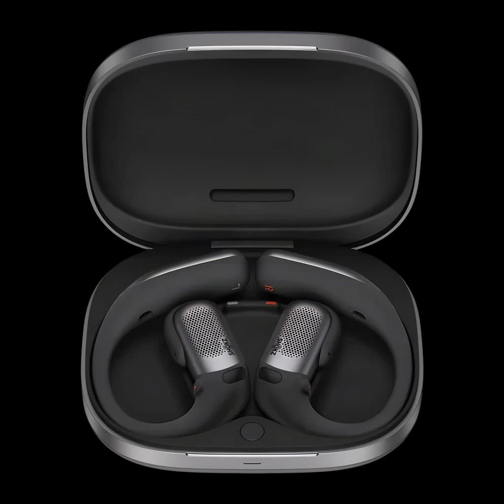Estuche negro abierto con auriculares Shokz OpenFit Pro open-ear en su interior, diseño curvo ergonómico, malla metálica en microparrilla y acabados mate