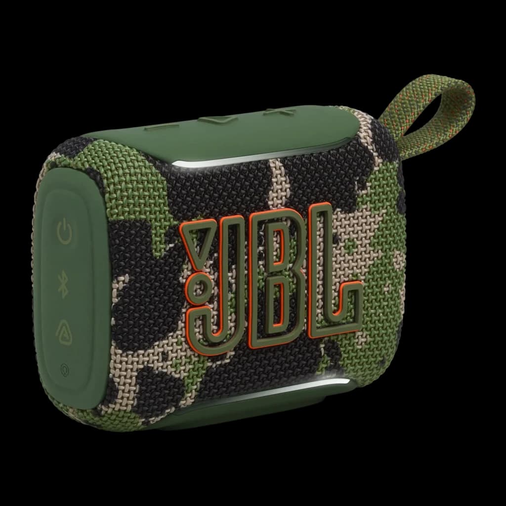 JBL Altavoz Bluetooth Go 5 Camuflaje, vista en ángulo: rejilla textil camo, logo JBL naranja y asa de transporte verde