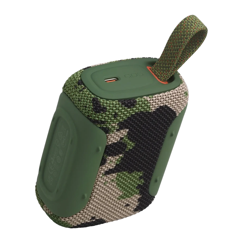 JBL Enceinte Bluetooth Go 5 Camouflage, vue en angle: grille textile camo, logo JBL orange et dragonne verte - Ítem3