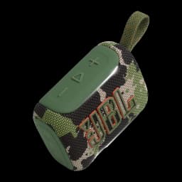 JBL Go 5 Camuflaje, vista frontal en ángulo: rejilla de tela camo, logo JBL, botones y asa textil