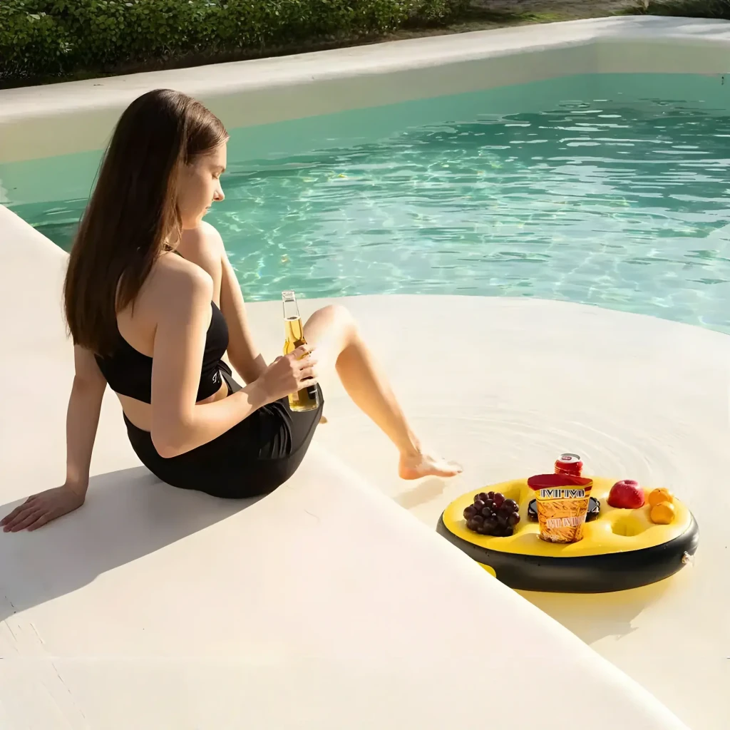 Bandeja flutuante oval amarela com múltiplos porta-copos, compartimento central e alças laterais; dimensões 590x420x130 mm, ideal para piscina - Item2