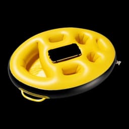 Bandeja flutuante amarela e preta com porta-copos múltiplos, compartimento central retangular e alça lateral; mede 590x420x130 mm para uso à beira da piscina