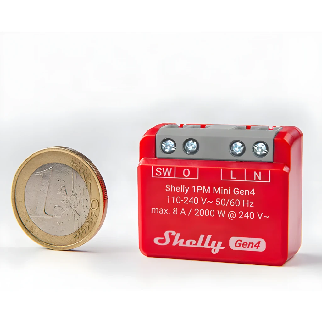 Relais Wi-Fi Shelly 1PM Mini Gen4 Rouge Mesure Consommation 8A / 2000W, vue latérale avec pièce de 1€ montrant la taille